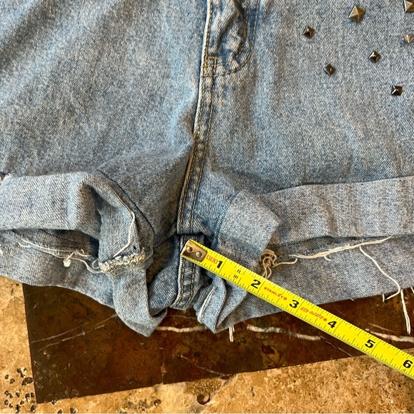 Women’s SZ 6 HALSTON JEANSWEAR Medium Blue High Rise Denim Shorts with Studs - Picture 4 of 13